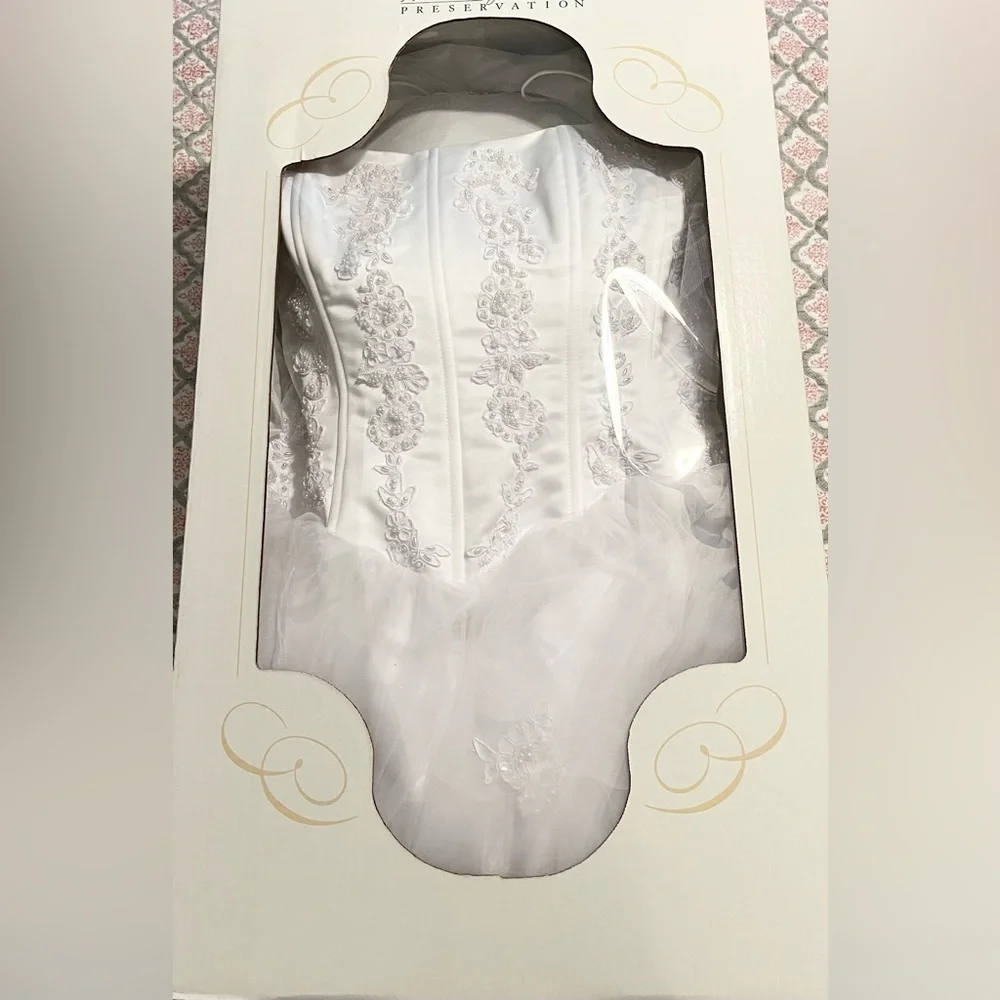Oleg Cassini Wedding Gown Size 20 - Picture 2 of 12